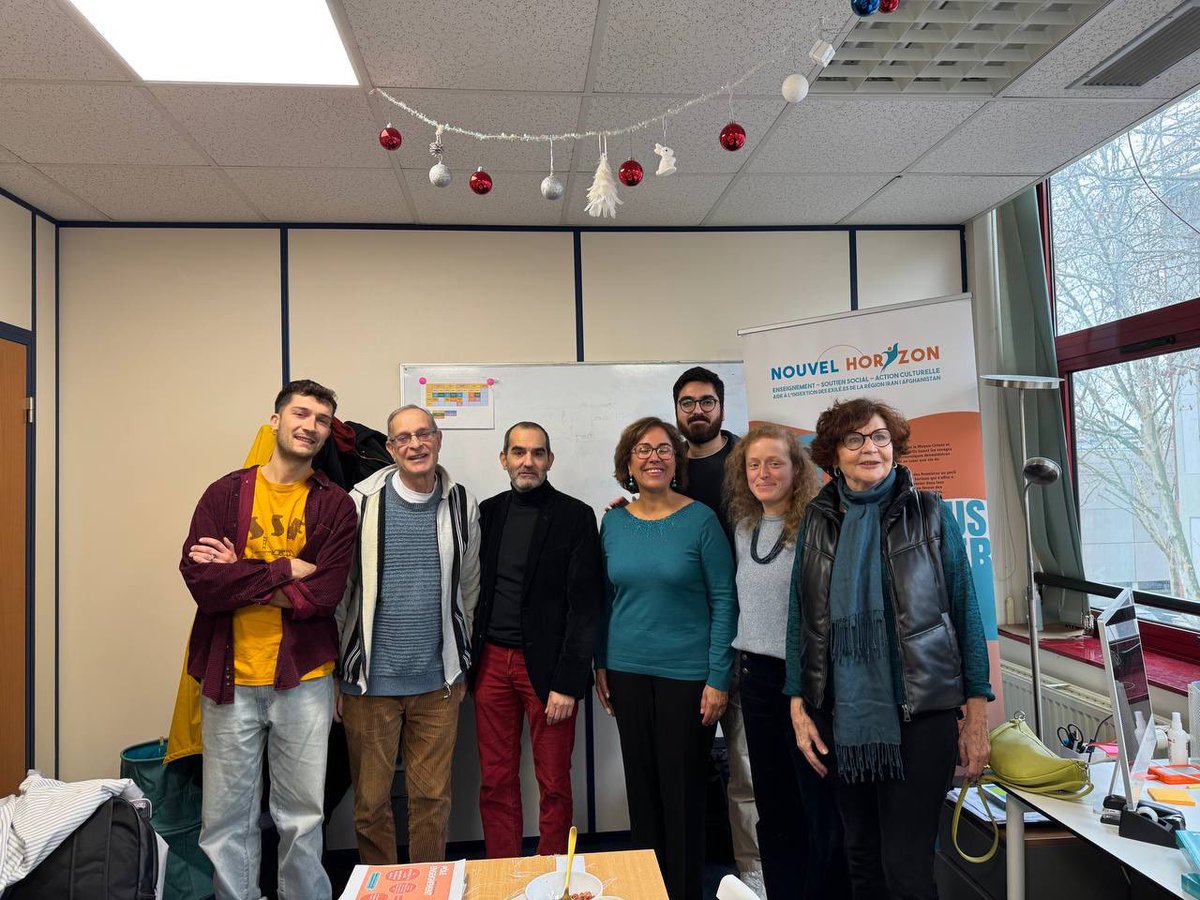 PouriaAmirshahi's tweet photo. La langue française doit être une langue d’accueil. Rencontre ce matin avec Nouvel Horizon, qui enseigne le français aux exilés Afghans et Iraniens. Une ouverture du droit au français est nécessaire. https://t.co/gSxAQyCHE7