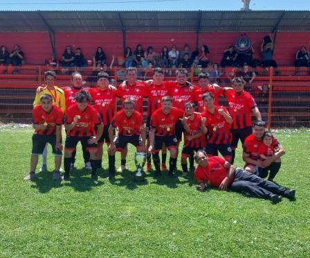 HDFamateur's tweet photo. 🚨 LLAY LLAY 

En la local Llay Llay a falta de una fecha para sel final, aún no se define el título en primera serie que disputan Victoria de Morande y Estrella de Prat. Sin embargo, en tercera y senior ya se tituló campeón Estrella de Prat.

¡Felicitaciones! https://t.co/fIwW9WunWK