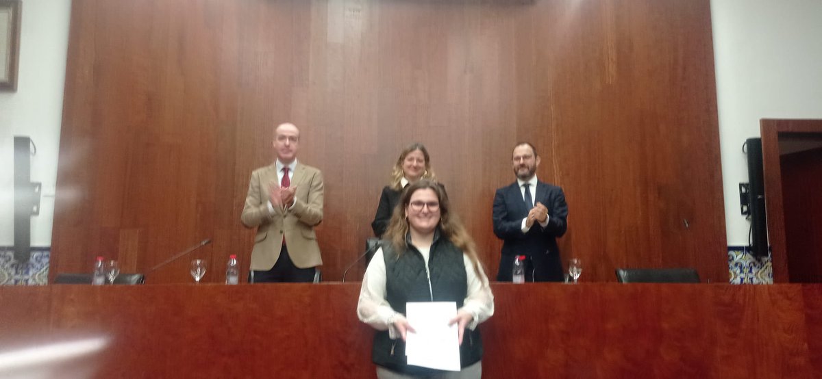 La alumna Aurora Esteban de 2º del CF de Grado medio de Operaciones de Laboratorio ha recibido el primer premio de la I Olimpiada de fotografía constitucional para la ciudadanía de la Universidad de Derecho de Murcia.