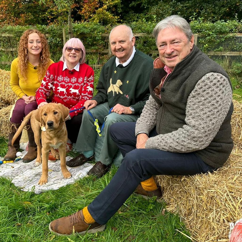 guidedogs's tweet image. Puppy Titch appeared on Manor Farm yesterday, during Love Your Weekend with Alan Titchmarsh 🐕 

With his Puppy Raisers and trainer by his side, Titch wowed us with his progress.

Catch up on ITV X now 👉 bit.ly/3Byxame

[VD: see alt text]

#GuideDogs #LoveYourWeekend