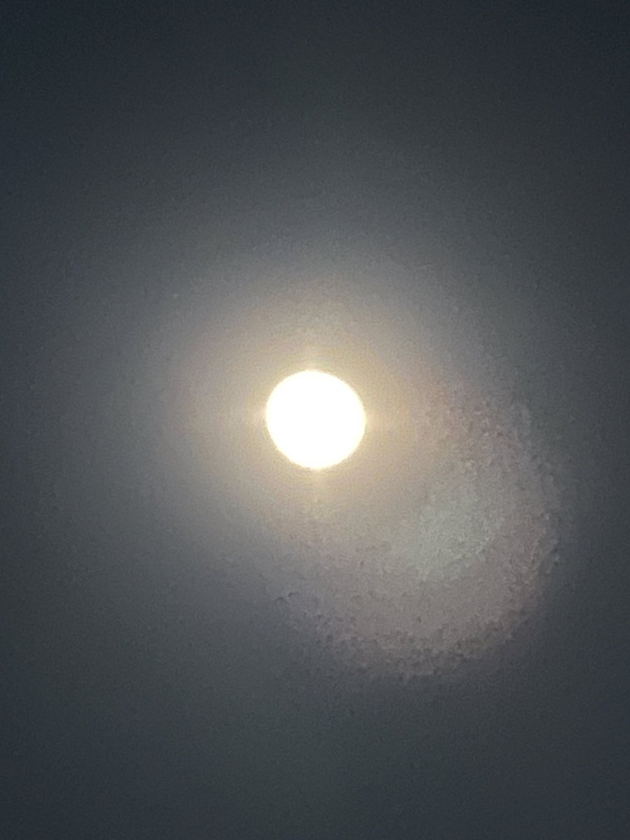 jhoonstyles's tweet photo. 보름달이 도망치는 모습 포착😮🌕 https://t.co/feQUsidRsM