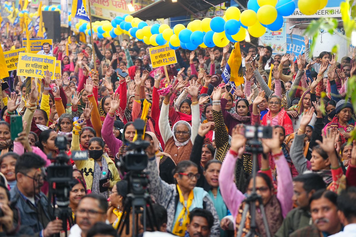 ArvindKejriwal's tweet photo. बदरपुर विधानसभा की पदयात्रा में आज जनता का ये प्यार और समर्थन इस बात का सुबूत है कि हमारे सपने जनता के भरोसे से जुड़े हैं, और ये भरोसा ही हमें हर दिन मज़बूत बनाता है। https://t.co/dQy2o4iTcG