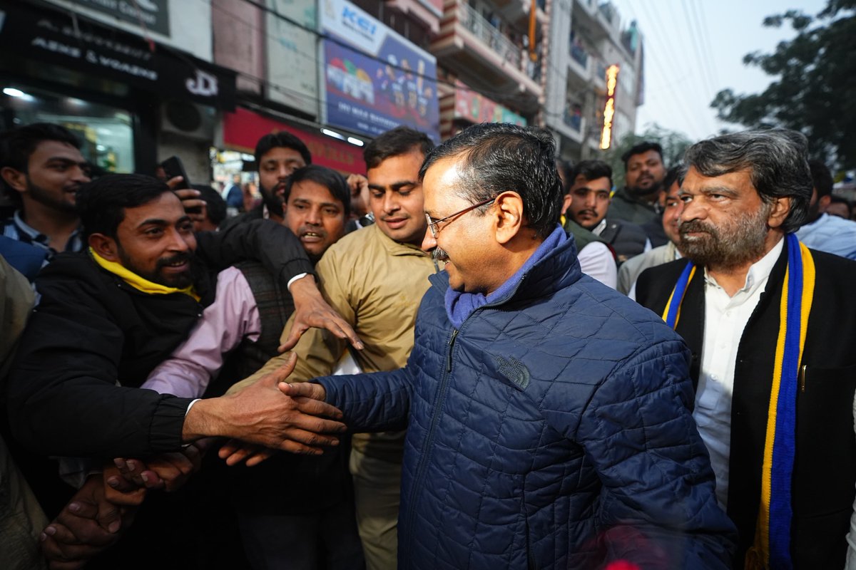 ArvindKejriwal's tweet photo. बदरपुर विधानसभा की पदयात्रा में आज जनता का ये प्यार और समर्थन इस बात का सुबूत है कि हमारे सपने जनता के भरोसे से जुड़े हैं, और ये भरोसा ही हमें हर दिन मज़बूत बनाता है। https://t.co/dQy2o4iTcG