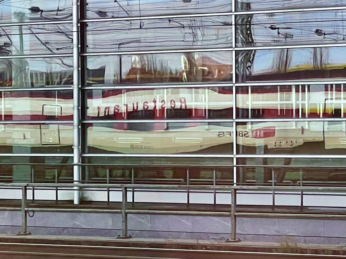 AndreasWiede's tweet photo. #Munich 🇩🇪 train scenes: #SBB🇨🇭#RABe503 #ETR610 @_DiningCar reflections, #ÖBB 🇦🇹 #railjet noses (old & new) #DB 🇩🇪 #ICE1 #Bordrestaurant.
On my way to Salzburg with the “old” Railjet - for Vienna & Budapest. The “new” one is heading to Innsbruck and Italy, via the Brenner line. https://t.co/1s55WjrlMX