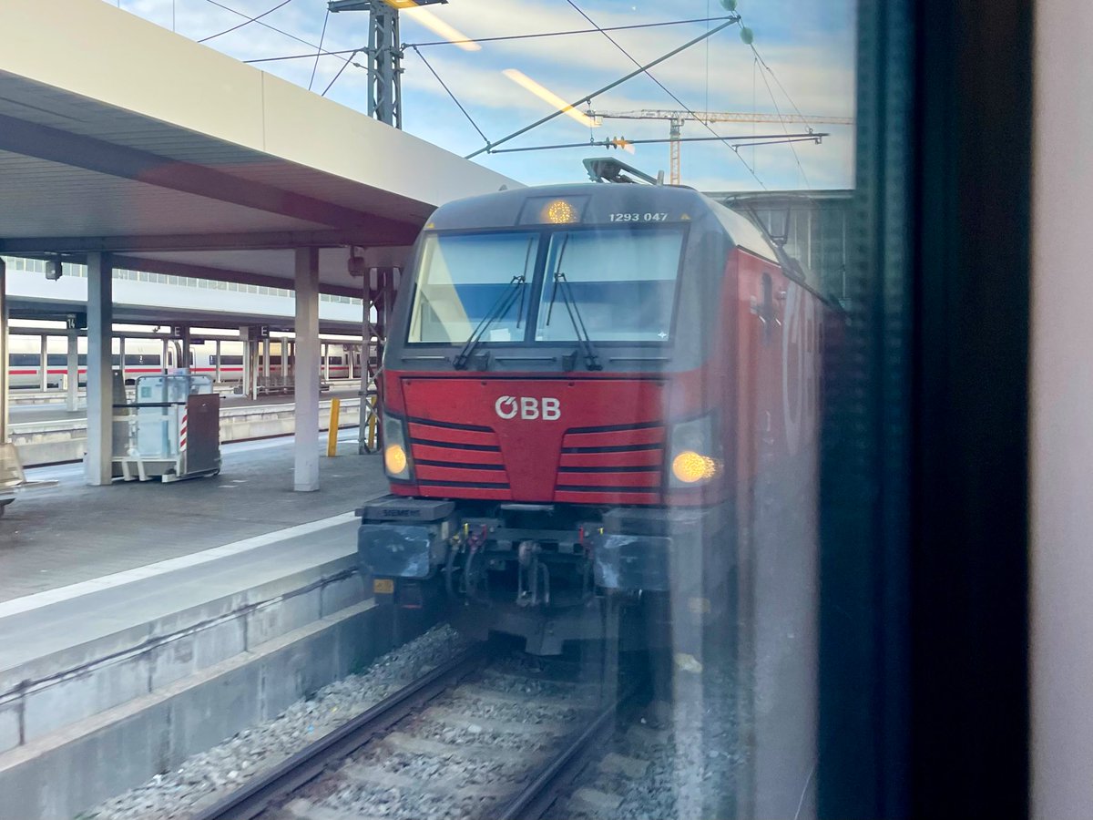 AndreasWiede's tweet photo. #Munich 🇩🇪 train scenes: #SBB🇨🇭#RABe503 #ETR610 @_DiningCar reflections, #ÖBB 🇦🇹 #railjet noses (old & new) #DB 🇩🇪 #ICE1 #Bordrestaurant.
On my way to Salzburg with the “old” Railjet - for Vienna & Budapest. The “new” one is heading to Innsbruck and Italy, via the Brenner line. https://t.co/1s55WjrlMX