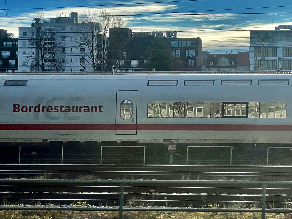 AndreasWiede's tweet photo. #Munich 🇩🇪 train scenes: #SBB🇨🇭#RABe503 #ETR610 @_DiningCar reflections, #ÖBB 🇦🇹 #railjet noses (old & new) #DB 🇩🇪 #ICE1 #Bordrestaurant.
On my way to Salzburg with the “old” Railjet - for Vienna & Budapest. The “new” one is heading to Innsbruck and Italy, via the Brenner line. https://t.co/1s55WjrlMX