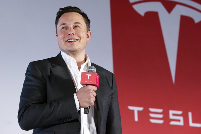 Tesla acaba de alcanzar los 25.000 millones de dólares de ingresos.

Pero mientras todo el mundo se centra en los coches de Tesla, Elon ha estado construyendo en silencio algo más grande...

Una división secreta que está creciendo un 52% año tras año.

Así es como se está