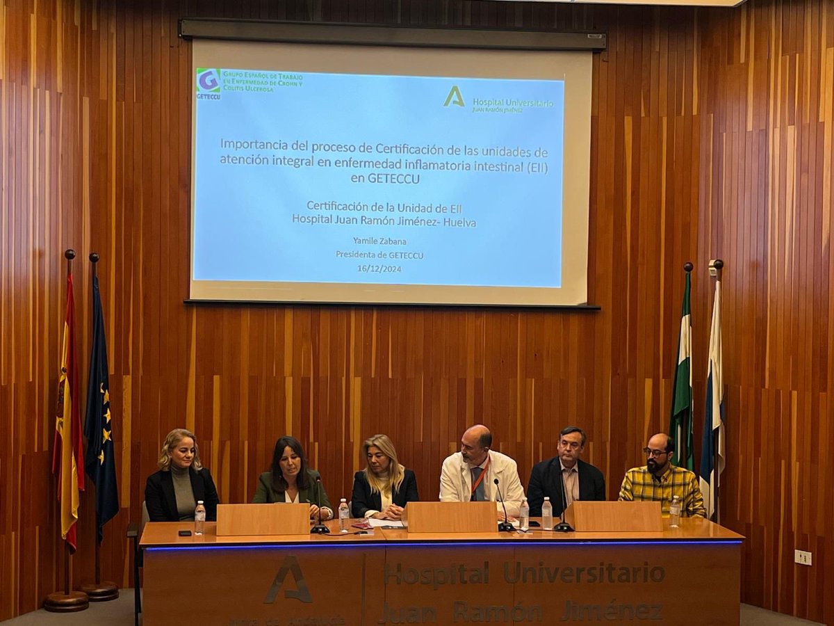 Nuestra presidenta <a href="/yzabanaa/">Yamile Zabana</a> otorga la certificación de calidad a la Unidad #EII del Hospital Universitario Juan Ramón Jiménez en Huelva. ¡Enhorabuena a todo el equipo!