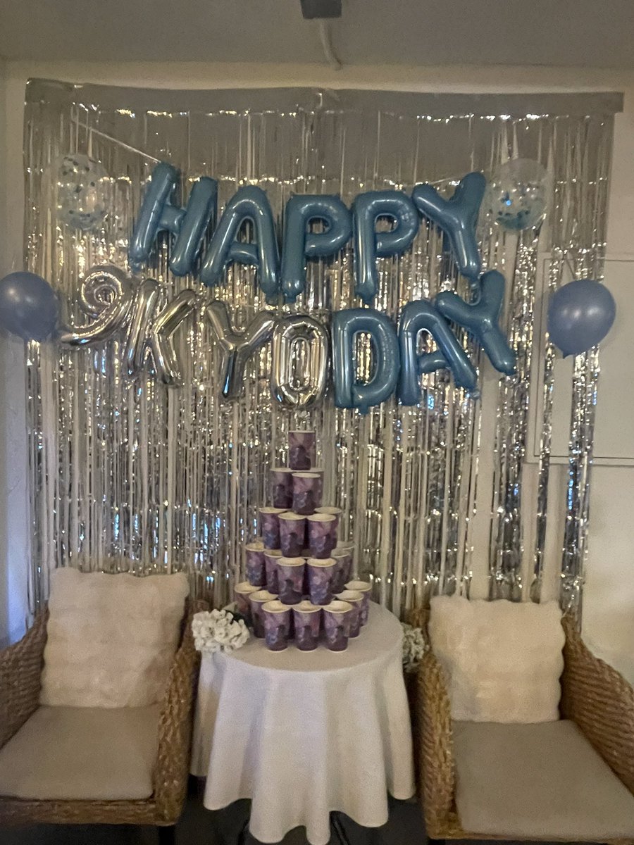 🇭🇰 카페333 - 천장지구

구교환 플리가 흐르는 홍콩영화 갬성 물씬났던 카페. 마감 전에 방문했는데 어둑하고 고요하고 평안한 분위기에 가서 더 어울렸던 카페였음. 여기도 디피에서 애정이 너무 느껴져서 내가 대신 감동함(대체 너가 왜)

#구교환과_영수증의_天長地久 #교환의_영화는_계속되니까_컷