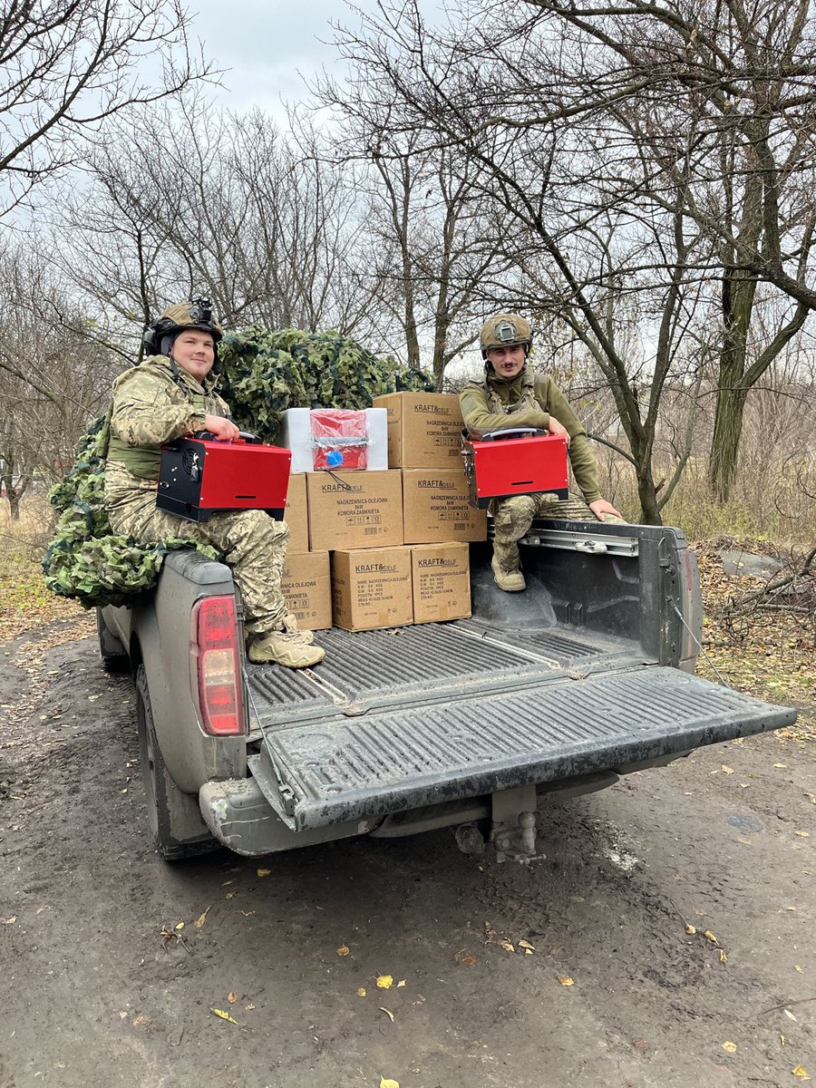 sz_twardoch's tweet photo. Szanowni, dawno nie raportowałem jak tam u nas z zakupami, a przecież zakupy ciągle trwają i od ostatniego raportu dokonaliśmy następujących:

1) Dla 38. Brygady piechoty morskiej 2 moduły gps do dronów-bomberów
2) Dla 2 Legionu Międzynarodowego - stacja zasilania Jackery
3) Dla 10. Brygady górsko-szturmowej naziemna stacja kierowania dronami i 10 nagrzewnic spalinowych do ogrzewania okopów na nullu
4) Dla Gwardii Narodowej Rubiż mavic 3 pro
5) Dla 59. Brygady 4 x mavic 3 pro i Autel EVO Max 4T i 3 baterie (prawie 40k PLN za tego autela z bateriami) na odcinek pokrowski

Jak zwykle upraszamy o dalsze wpłaty, lajki i szery i co tam jeszcze można.