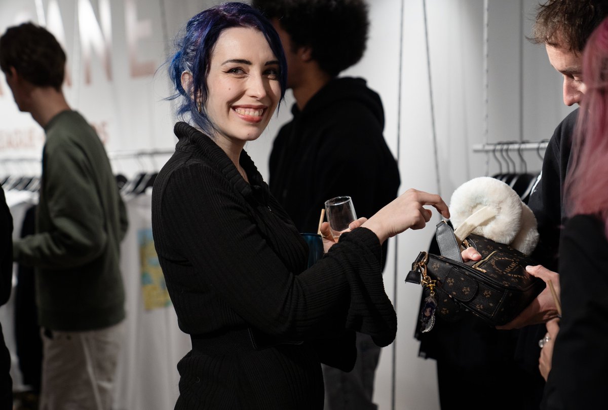 Vraiment un bonheur d'avoir été invitée par <a href="/Fulllife_fr/">Fulllife</a> pour l'ouverture de leur pop up store !
Si jamais, c'est 72 rue du Temple à Paris 💜

Un grand merci à <a href="/unbrix_/">Elise 📸</a> pour la photo !