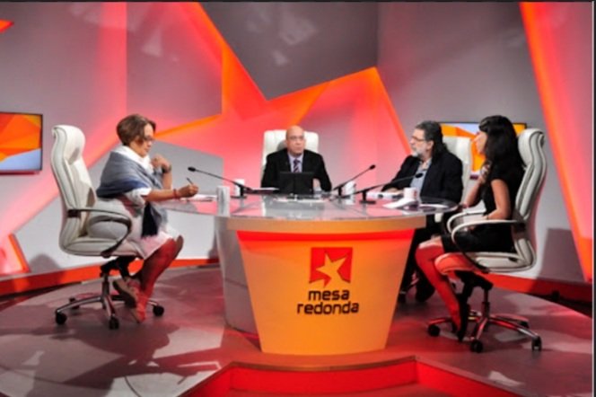 El 16 de diciembre de 1999 tiene lugar la primera emisión del programa radiotelevisivo Mesa Redonda, creado por el Comandante en Jefe Fidel Castro a raíz de la batalla del pueblo cubano por el regreso a la Patria del niño Elián González y el inicio de la batalla de ideas.