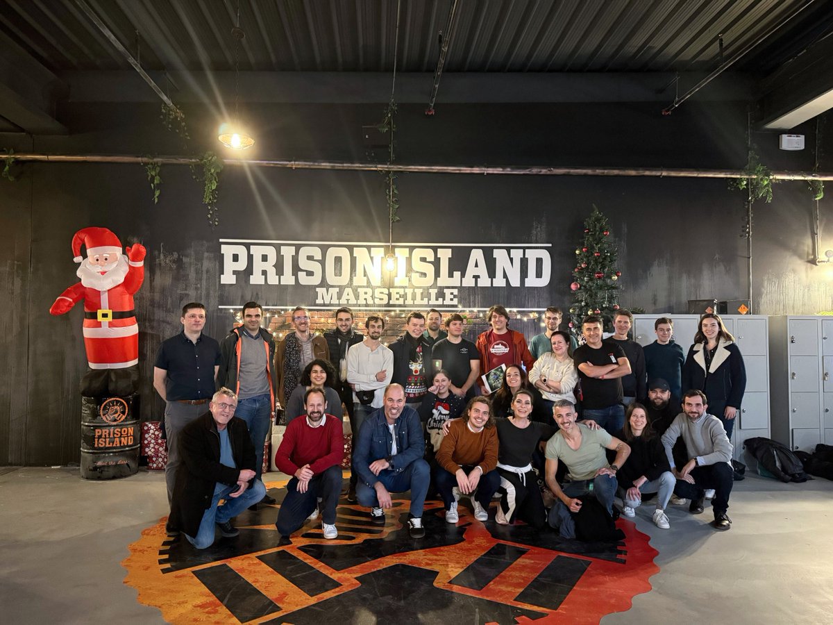 Quel plaisir cette première fête de Noël chez <a href="/Hexana_Fr/">HEXANA</a> 😍🧑‍🎄
Nous sommes maintenant 30 et la croissance continue l'année prochaine ⚔️
#KeepCalmAndBuildFastReactos