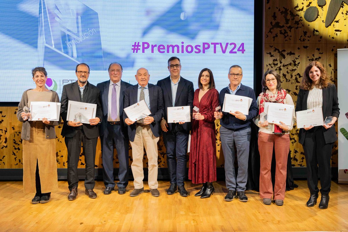 seresco's tweet photo. 🏆Emilio Rodríguez, responsable de enología de Bodegas @TerrasGauda, recoge el premio @PT_Vino #PTVInnovación categoría Proyecto de I+D+i Consorciado, por la iniciativa @FlexiGroBots, proyecto pilotado por @seresco en #España. 

¡Felicidades!👏🏽👏🏽👏🏽

ℹ️https://t.co/Ris4AjjLwQ https://t.co/TuqhSh1Xoa