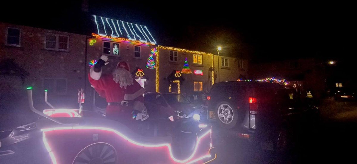 witney499's tweet photo. 🎄Madley Park were GREAT on Friday night, is 🎁 Hailey Road 🎁ready!? 🎄

I hope so, 🎅🏼 Father Christmas 🎅🏼 is ON HIS WAY, tonight from 6.30 - 8pm, listen out for the music and the bright lights of the Sleigh!

#witney 
#spottedwitney 
#roundtable 
#santasleigh https://t.co/X0px8GpM2B