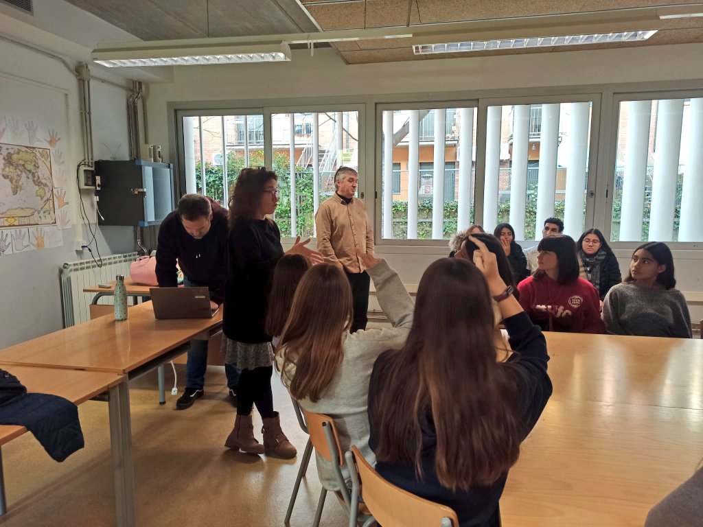inslaplana's tweet photo. La comissió lectora de La Plana, formada per alumnat de l'ESO i docents del #Plalector, programa i dissenya les activitats que tindran lloc a partir del mes de gener. Esteu preparats per a un 2025 ple de lectures?
#Llegirensfalliures #llegirensfacréixer #plalector https://t.co/EIwTR2LVw0