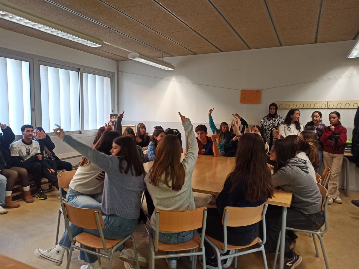 inslaplana's tweet photo. La comissió lectora de La Plana, formada per alumnat de l'ESO i docents del #Plalector, programa i dissenya les activitats que tindran lloc a partir del mes de gener. Esteu preparats per a un 2025 ple de lectures?
#Llegirensfalliures #llegirensfacréixer #plalector https://t.co/EIwTR2LVw0