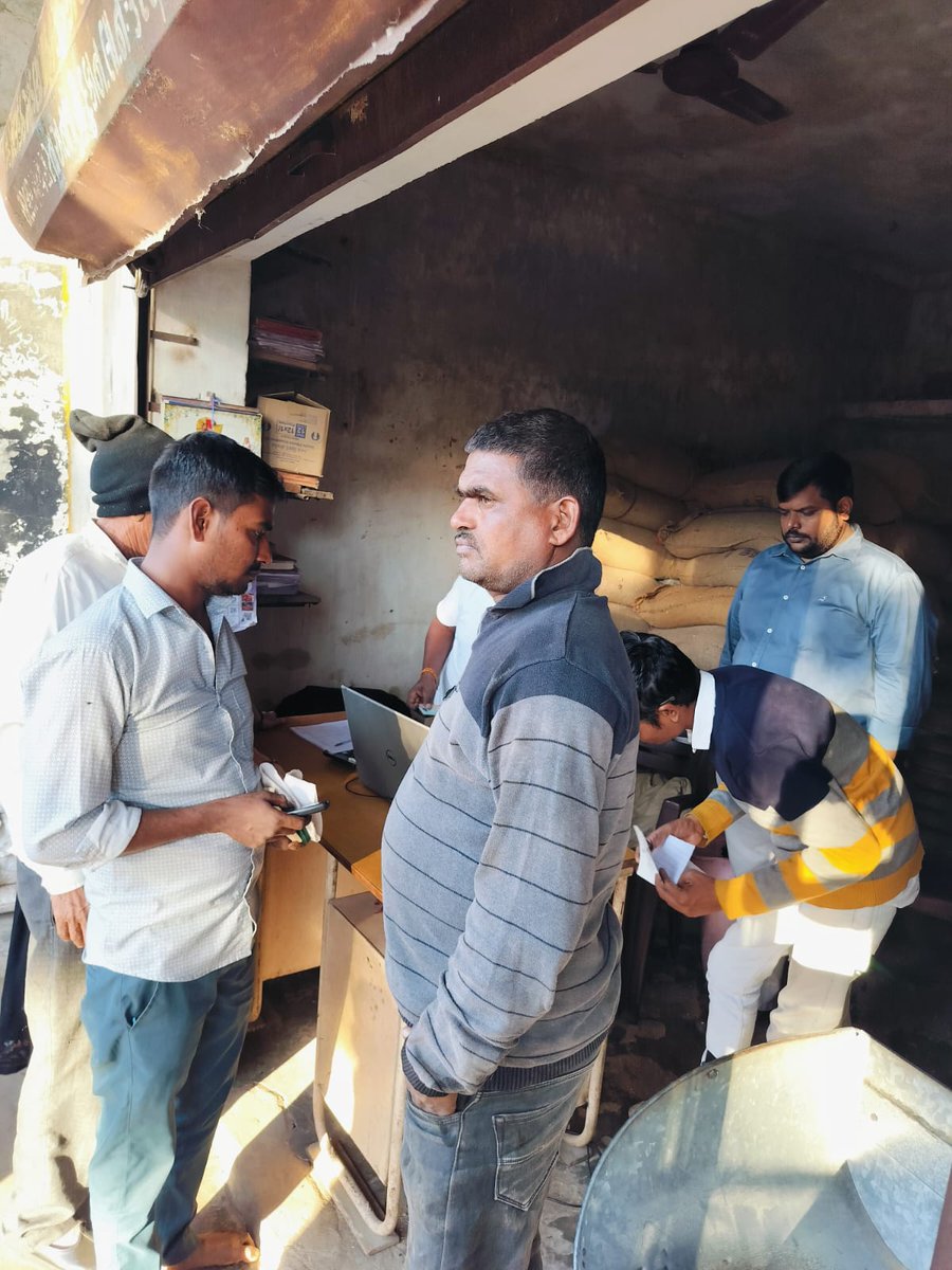 આજરોજ દસક્રોઈ તાલુકાના  સસ્તા અનાજની દુકાન કઠવાડા તેમજ સિંગરવા ગામોની સમીક્ષા કરવામાં આવી. તેમજ કામગીરી ઝડપી પૂર્ણ કરવા સૂચના આપી. <a href="/CollectorAhd/">Ahmedabad Collector</a>