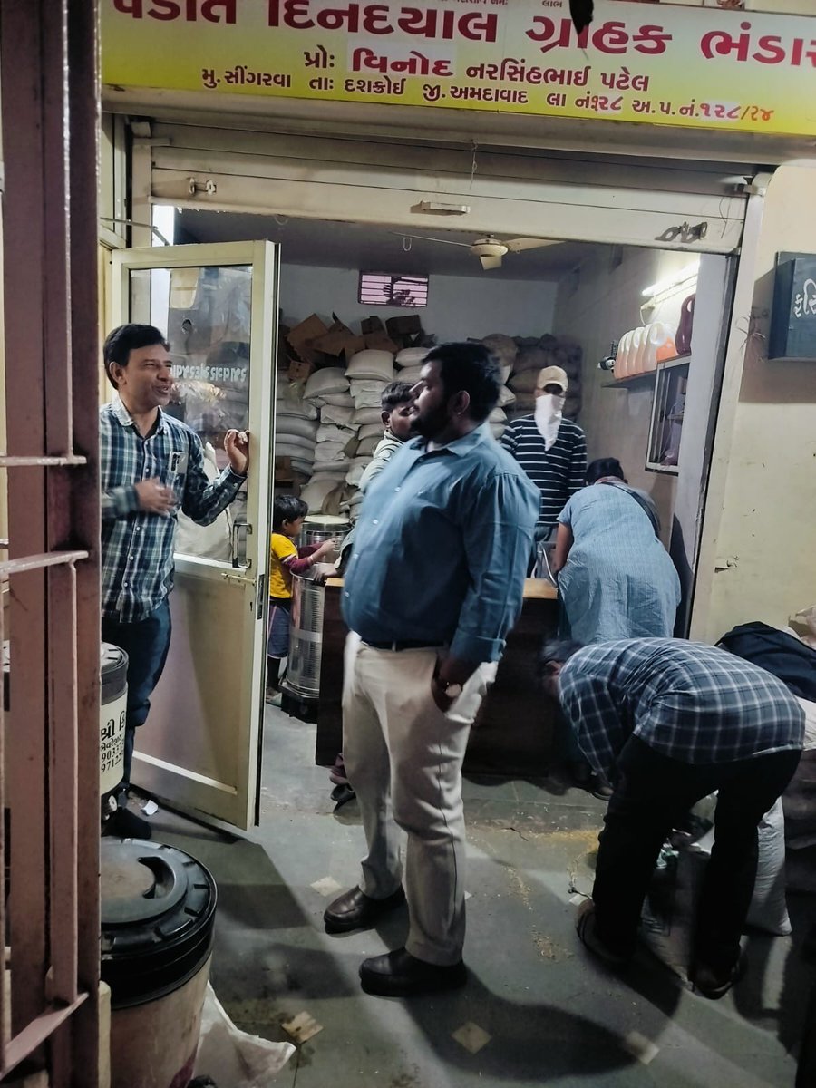 SDMDaskroi's tweet photo. આજરોજ દસક્રોઈ તાલુકાના  સસ્તા અનાજની દુકાન કઠવાડા તેમજ સિંગરવા ગામોની સમીક્ષા કરવામાં આવી. તેમજ કામગીરી ઝડપી પૂર્ણ કરવા સૂચના આપી. @CollectorAhd https://t.co/Jqj7daJNyq