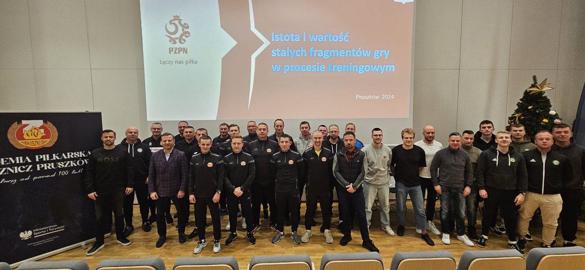Miałem okazję brać czynny udział w szkoleniu prowadzonym przez trenera selekcjonera Miłosza Stępińskiego dla trenerów Znicza Pruszków. Wydarzenie odbyło się w ramach programu Asystenta Trenera, który stwarza świetne możliwości rozwoju i wymiany doświadczeń.