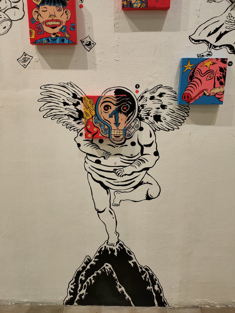 Salah satu sisi tembok pameran di Uma Seminyak. Kanvas kecil yang direspon dengan mural.