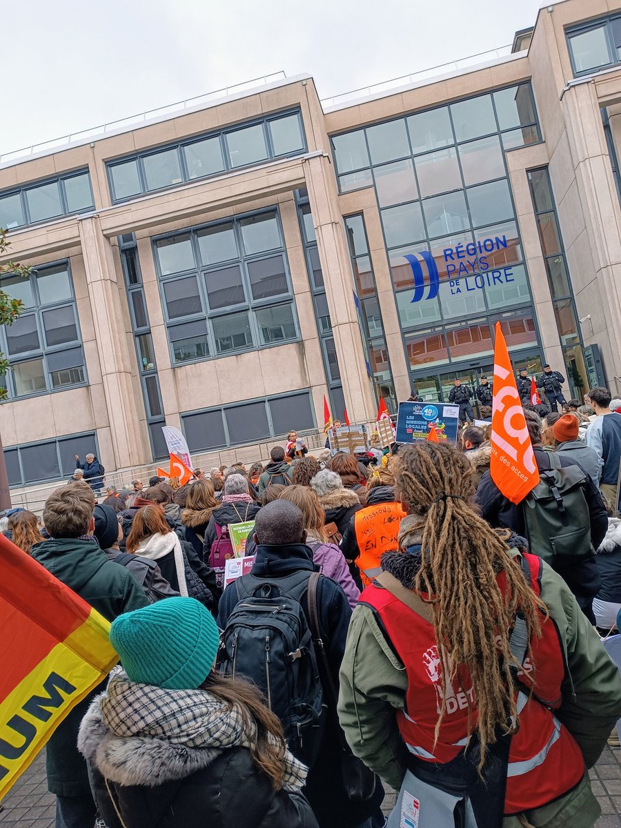 [EN DIRECT] du rassemblement des 21  missions locales des Pays de la Loire à l'Hôtel de Région à <a href="/nantesfr/">Ville de Nantes</a> ! Plusieurs centaines de personnes présentes ! "Soutien aux missions locales" = MERCI au soutien affiché des personnels ✊  ! <a href="/dibamedjahed/">Dibamedjahed</a> <a href="/hervefournier44/">Hervé Fournier</a>