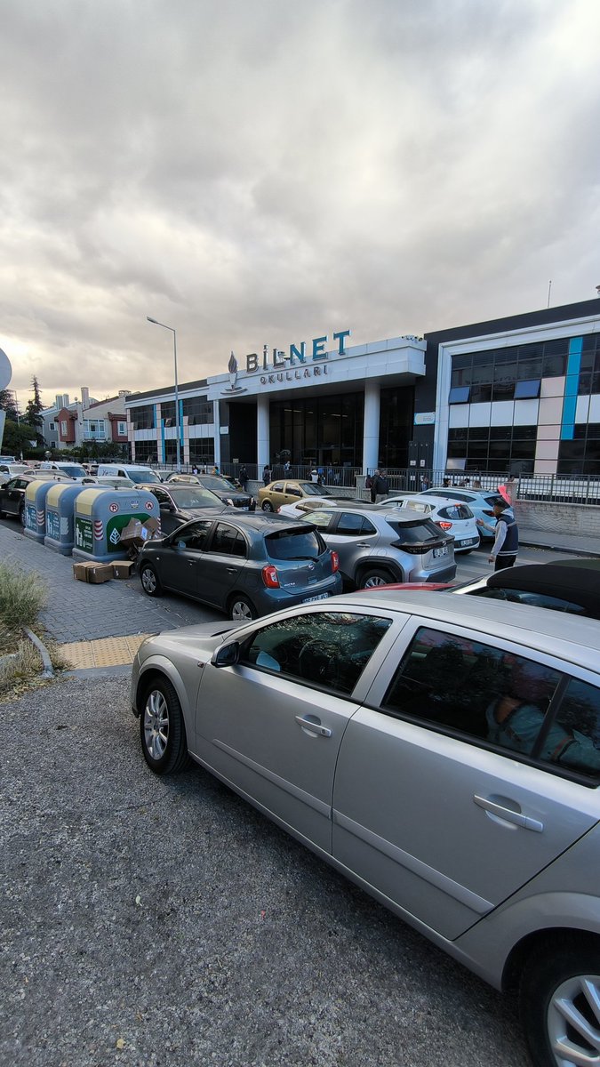 Hiç özel okul çıkışına denk geldiniz mi?

Kaos, curcuna, saygısızlık, kuralsızlık, kibir...
Ne ararsanız var!

Bu aileler, ülkenin ortalama üstü eğitime ve gelire sahip olan aileleri... 
Çocukları "iyi yetişsin" isteyen aileler.

Böyle mi örnek olacaklar çocuklara?