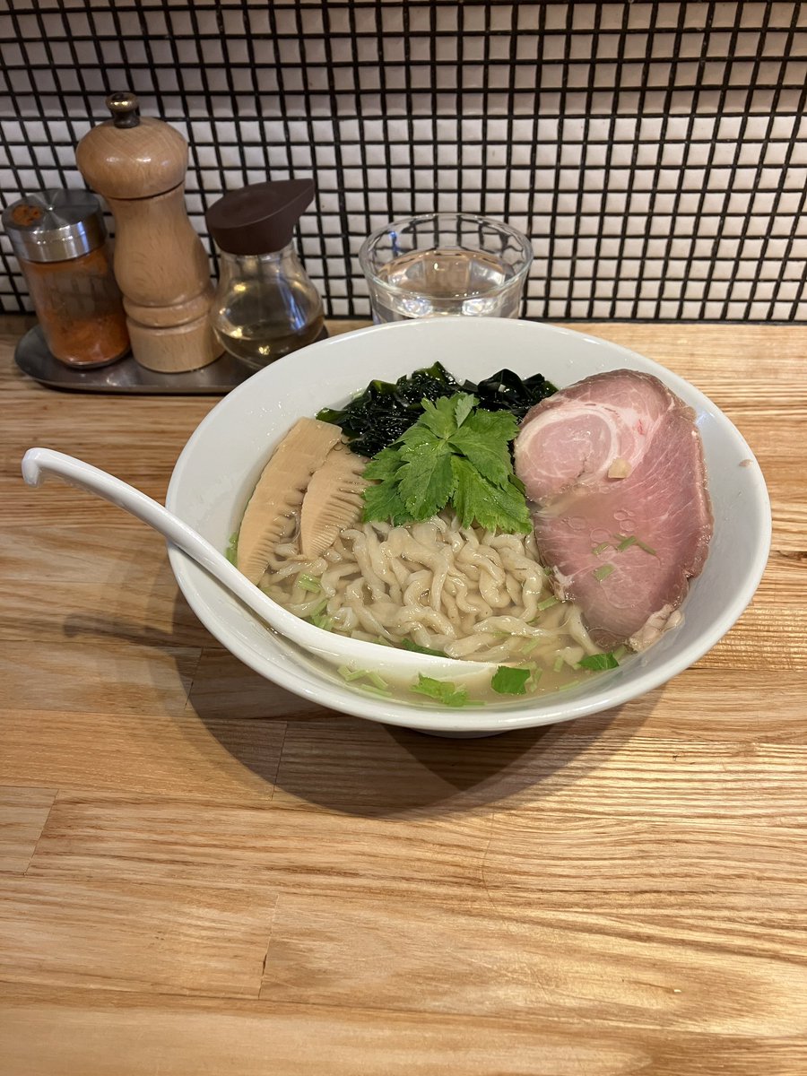 makobee6's tweet photo. 神戸発、東京の書店巡り旅で訪れた書店さん。
＜梅屋敷＞
#葉々社さん
＜蔵前＞
#透明書店さん
＜田原町＞
#Readin’Writin’BOOK STOREさん
＜神保町＞
#大雲堂書店さん
#SOLIDAさん
#澤口書店さん
#magnifさん
#東京堂書店さんさん
＜水道橋＞
#機械書房さん
#ごーすと書房さん
＜荻窪＞
#titleさん
＜吉祥寺＞
#古本よみた屋さん
#一日さん
#百年さん
#街々書林Books&Galleryさん
＜西荻窪＞
#今野書店さん
#旅の本屋のまどさん
#古書音羽館さん
＜高円寺＞
＃本店・本屋の実験室さん
#コクテイル書房さん
#本の長屋さん
#蟹ブックスさん
#そぞろ書房さん
#えほんやるすばんばんするかいしゃさん
#ヤンヤンさん
以上25店でした。皆様本当にありがとうございました。必ずや再訪します！
