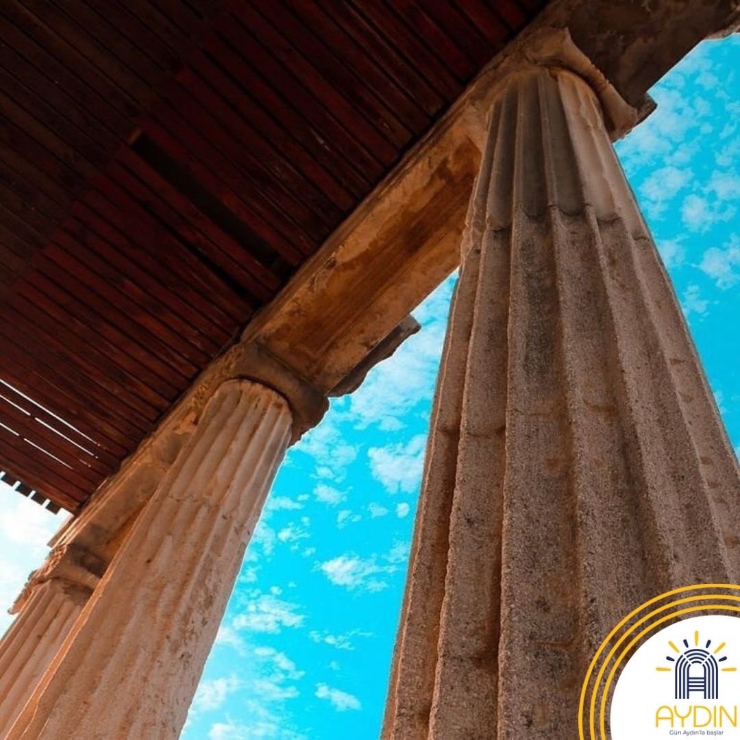 #Milet’e gelenleri karşılayan yapılardan olan İonik Stoa, 7 basamaklı krepidomasından Balat’ı izler.

Stoalar, yönetim ve ticaret merkezi olan sütunlu galerilerdir. Krepidoma ise yapının bulunduğu platformun çevresindeki basamaklı bölüme verilen isimdir. 

🎞️ <a href="/utkudemirsoy/">Utku Demirsoy</a> 
+++