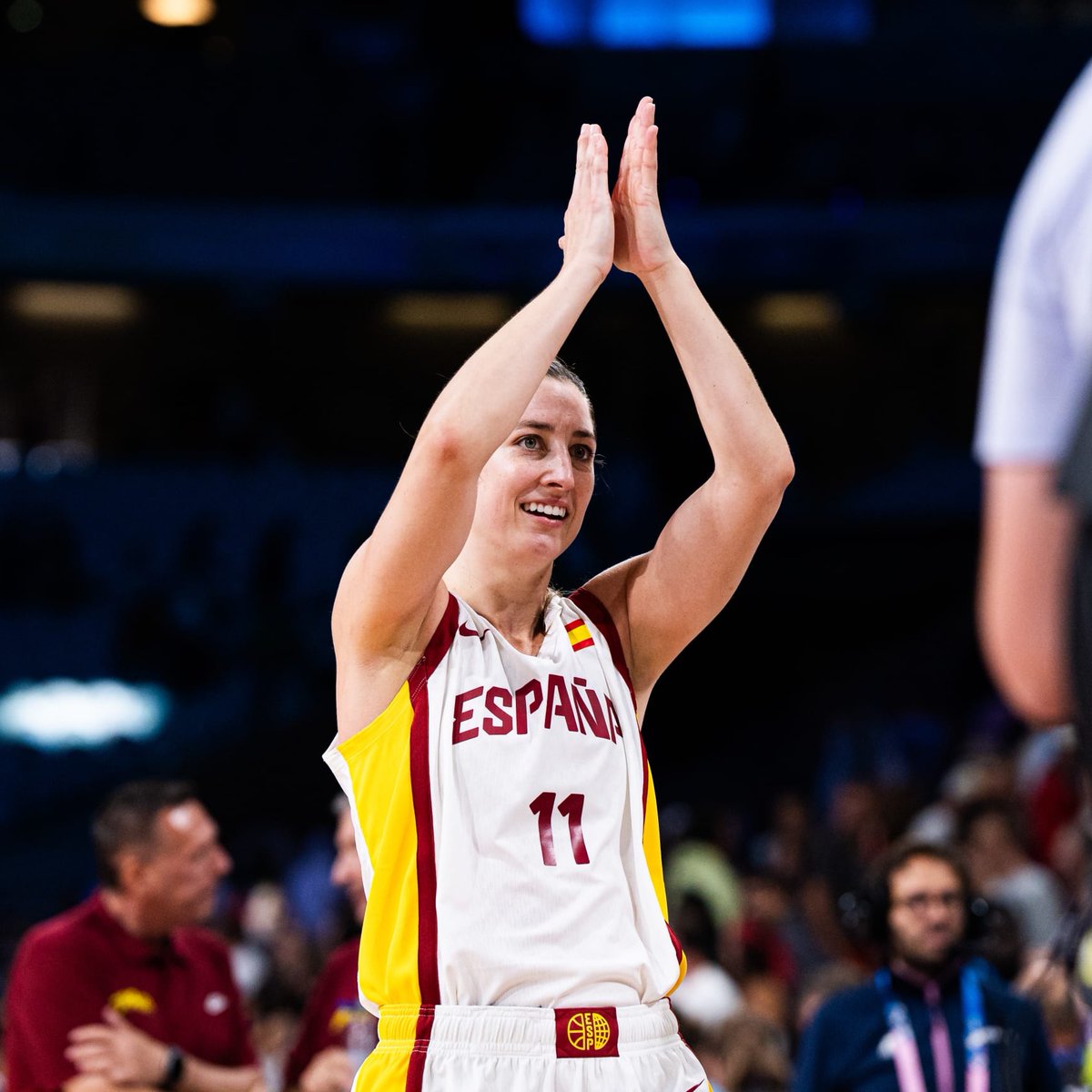 GIGANTESbasket's tweet photo. El palmarés de LEO RODRÍGUEZ como profesional entre la #SelFem🇪🇸 y @CBAvenida  🪄💛

🥇Oro EuroBasket 2017
🥈Plata EuroBasket 2023
🥈Plata JJOO 2016
🥈Plata Mundial 2014
3️⃣ #LFEndesa
3️⃣Copas de la Reina
3️⃣Supercopas de España

📸FIBA https://t.co/u9ofXBbX6X