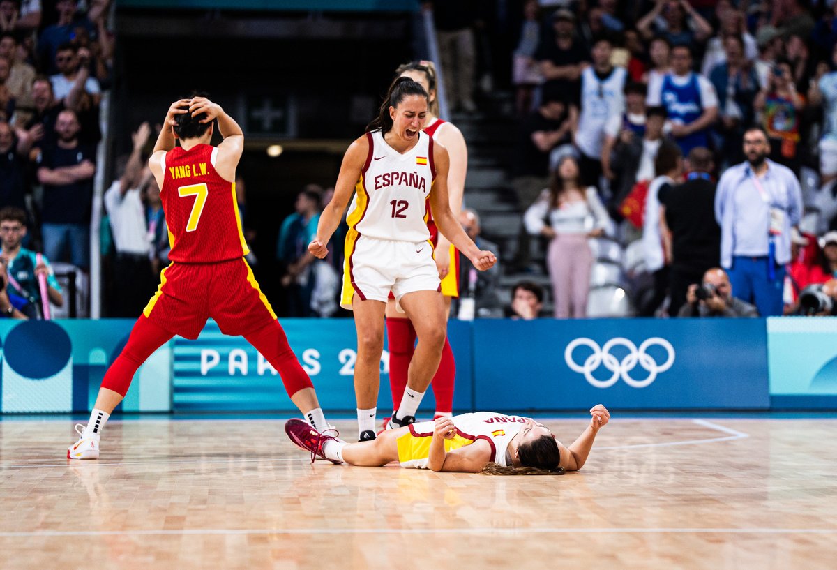 Baloncesto España (@baloncestoesp) on Twitter photo Qué bonito todo lo que nos has hecho vivir, <a href="/Leonorspain/">Leo Rodriguez</a> 🙏❤️
#LaFamilia #SomosEquipo Qué bonito todo lo que nos has hecho vivir, <a href="/Leonorspain/">Leo Rodriguez</a> 🙏❤️
#LaFamilia #SomosEquipo