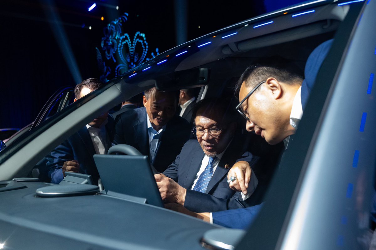 AsianAffairs11's tweet image. PM Anwar Ibrahim unveiled PROTON's first electric vehicle, the e.MAS 7, marking an important milestone in Malaysia's automotive industry. This innovation contributes to the government's ambition for a low-carbon mobility future. #PROTONeMAS7
