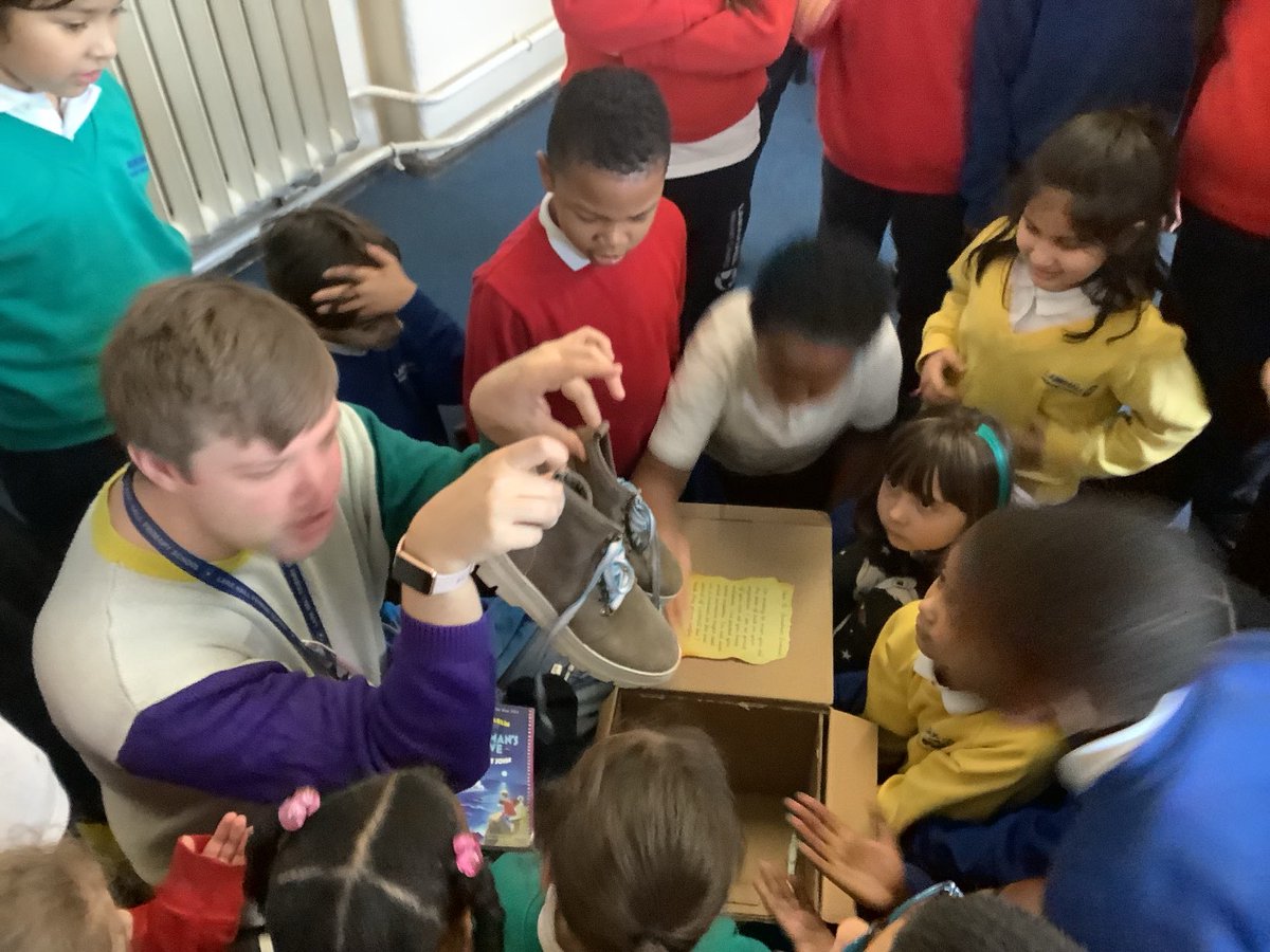 LarkHallPrimary's tweet photo. #lhtower #london #lhstu #lhsteamweek2024 Whatβs in the box..? https://t.co/o4XiOivVW5