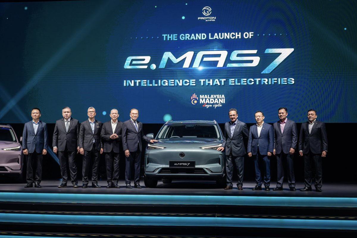 AsianAffairs11's tweet image. PM Anwar Ibrahim unveiled PROTON's first electric vehicle, the e.MAS 7, marking an important milestone in Malaysia's automotive industry. This innovation contributes to the government's ambition for a low-carbon mobility future. #PROTONeMAS7