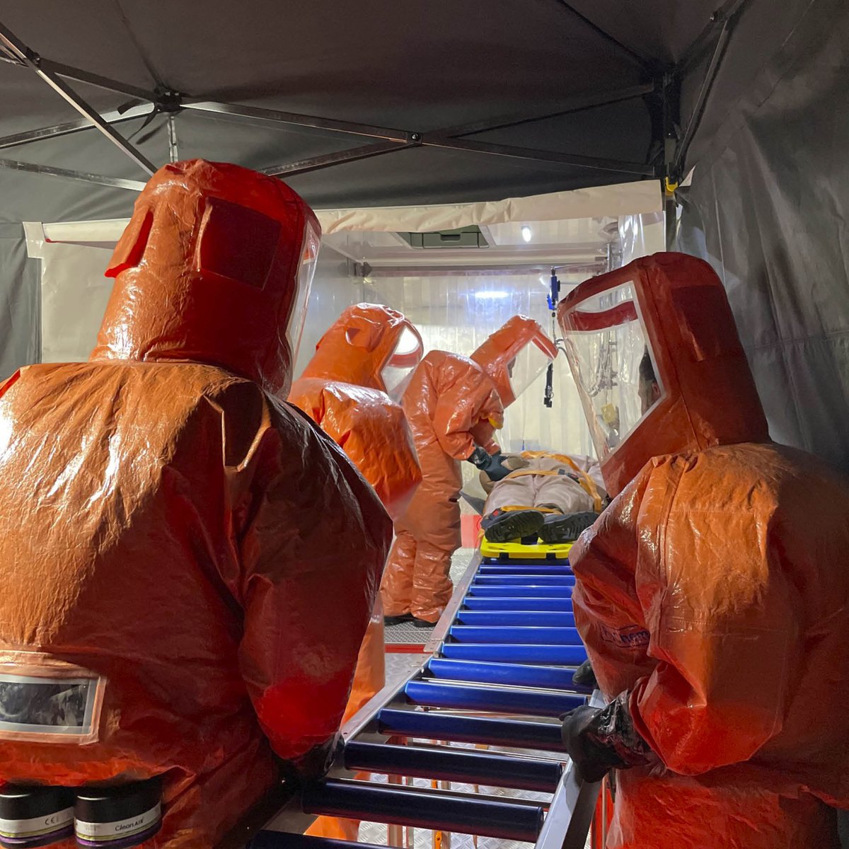 Interkommunale Dekon-Facheinheit für Stadt Trier und Kreis Trier-Saarburg (Foto: Feuerwehr Trier)

Mehr auf skverlag.de | #Rettungsdienst #Notfallsanitäter #Rettungssanitäter #Feuerwehr #Trier #Trier_Saarburg #Dekontamination #Dekon #CBRN

bit.ly/3ZUhnHD