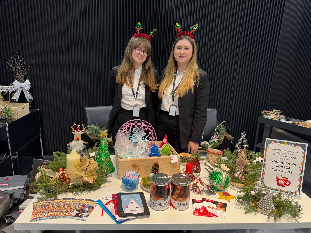 tdjestate's tweet photo. #KTWwithLove – świąteczna magia zagościła w biurowcach #KTW! Zorganizowaliśmy charytatywny kiermasz, a dochód wsparł dzieci z #DomAniołówStróżów. Dla osób zaangażowanych w akcję przygotowaliśmy mały gest wdzięczności w postaci gorącej czekolady. Dziękujemy za Wasze wsparcie! https://t.co/pDMLlGcwGp