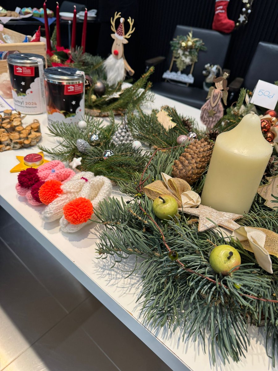 tdjestate's tweet photo. #KTWwithLove – świąteczna magia zagościła w biurowcach #KTW! Zorganizowaliśmy charytatywny kiermasz, a dochód wsparł dzieci z #DomAniołówStróżów. Dla osób zaangażowanych w akcję przygotowaliśmy mały gest wdzięczności w postaci gorącej czekolady. Dziękujemy za Wasze wsparcie! https://t.co/pDMLlGcwGp