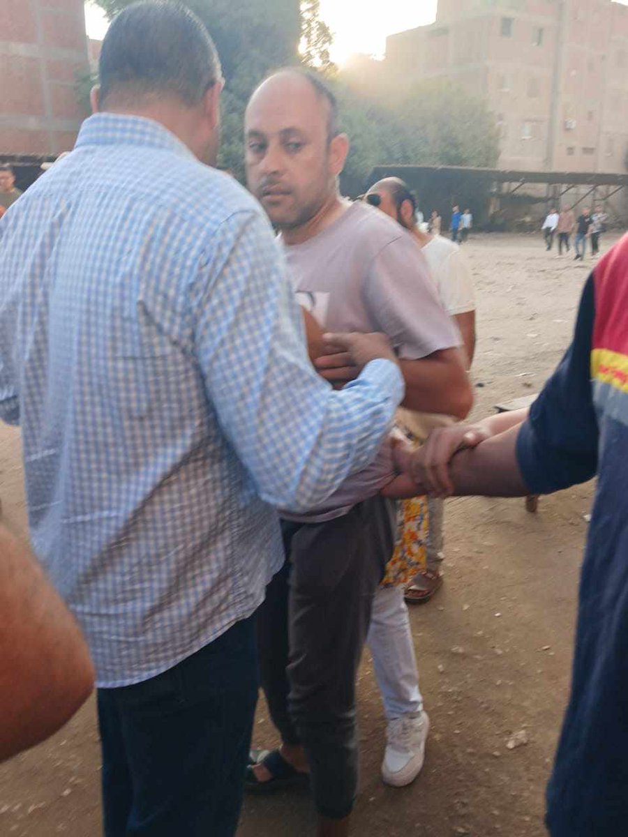 شعري، فجوزها كان معاها وبنتها وكان بيوصلها للموقف بموتيسكل اول ما قومت لاقيته جاي عليا بكل قوته وضربني ع وشي بالقلم حسيت ان وشي اتخلع من مكانه وضربني على دماغي وقعت مكاني من الخبطة وقدام موقف كامل محدش فكر يدخل غير بنات ولما