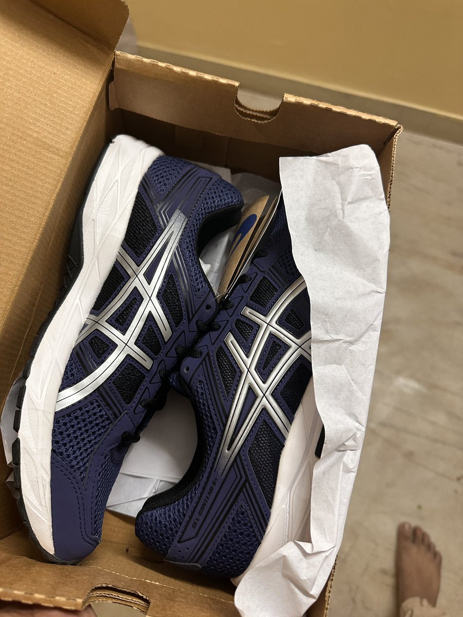 sandy_emoji's tweet photo. @myntra @MyntraSupport I ordered a ASICS shoe. A different product got delivered and now they are not doing returns or exchange stating that we sent in a tamper proof package. 
Good way to fraud people. https://t.co/12ehl2qA3o