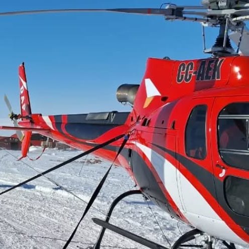 jpberlinger's tweet photo. Chile 🇨🇱🇦🇶 es líder absoluto en logística antártica, y no solamente como "puerta de entrada".

Y te das cuenta de ello, cuando Argentina publica fotos de su base antártica "más austral" con un helicóptero de matrícula chilena... y de la empresa magallánica @Dap_Grupo. https://t.co/mDQyOBnANn