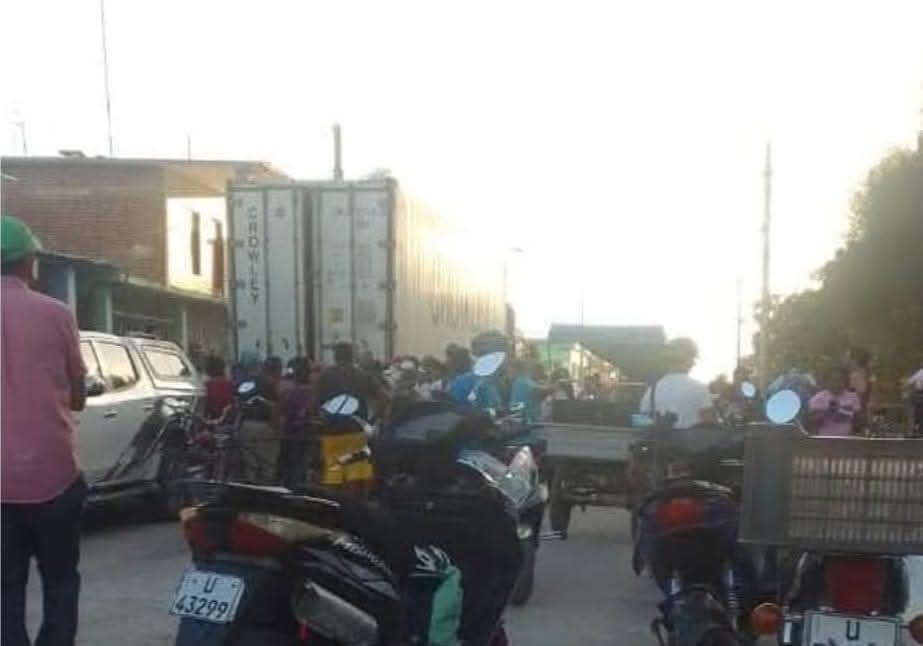 echezabaljd71's tweet image. Decomisan contenedor de cajas de Pollo a dueño de una #Mipyme en #Camaguey, ahora el hombre se debate entre la vida y la muerte en el hospital.

Desde una página de de compras  y ventas en #Cuba denunciaron que al dueño de una Mipyme en el municipio #Florida en la provincia de…