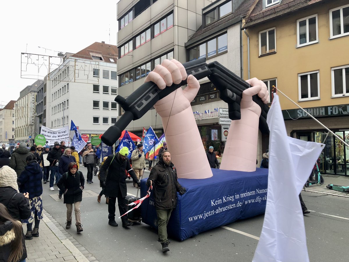 nachrussland's tweet photo. Wir waren für @derfreitag am Samstag in Nürnberg bei der Demo der #Friedensbewegung für Kriegsdienstverweigerung als Menschenrecht  und Asylgrund, vor allem in Kriegsstaaten - und haben mit Betroffenen gesprochen - mit @ZvetaevaY https://t.co/Bl7HAC28Oi https://t.co/E1MtsYka7c