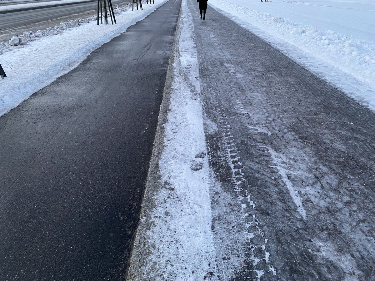 Ihan hvetin liukas jalkakäytävä. Pyörätiellä vimpan päälle kunnossa. Prioriteetit aivan hukassa <a href="/helsinki/">Helsingin kaupunki</a>. Miten tän sais muutettua? #KpäistäTouhua