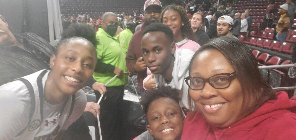 RichlandOneJAG's tweet photo. Columbia High School SC  JAG students have a Sunday Funday with the Lady Gamecocks!! ❤️🖤🐔 #richlandonejag https://t.co/oJTsMwkiGf