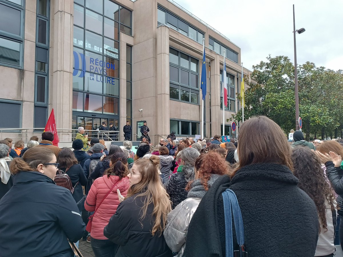 [EN DIRECT] 📢 "Les jeunes s'accrochent, la région décroche !" // Les Missions Locales ont invité <a href="/leplanning/">Le Planning familial</a> et <a href="/SolidariteFemme/">Solidarité Femmes</a> au rassemblement aujourd'hui contre les coupes budgétaires dramatiques de la Région <a href="/paysdelaloire/">Pays de la Loire</a> ! Tour de paroles des structures en danger ⚠️