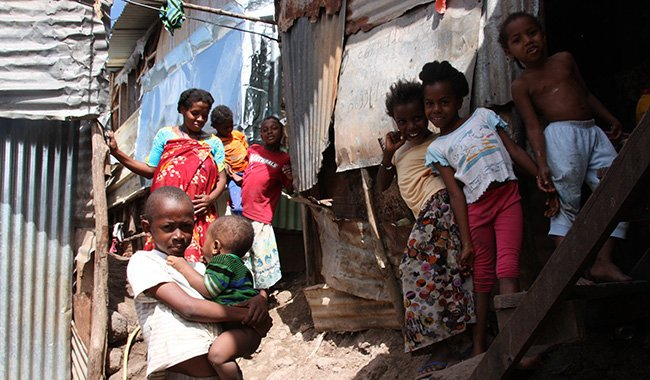 VirginiePerez15's tweet photo. Mayotte, un trou perdu dans l'océan indien. Dans ce trou vivent des hommes. Et des femmes du monde entier viennent y accoucher , sésame magique obtenir des papiers français. Mayotte est officiellement la plus grande maternité de France. Ce caillou coûte à la France plus de 1400 milliards d'euros par an. Ne faudrait il pas rendre l'indépendance aux mahorais?