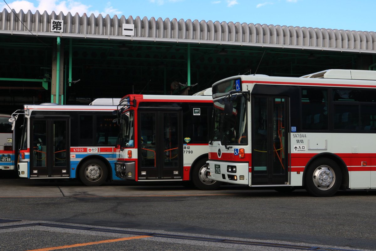NB1782's tweet photo. 先日の7790の貸切会、西工好きにはたまらない並びも https://t.co/IgGLVBlMTp