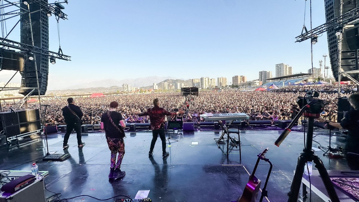 miguelmateosok's tweet photo. Una tarde a puro rock en Santiago de Chile 🔥 ¡Gracias! 
📸 Adrian Canedo https://t.co/ehbcr01ifZ