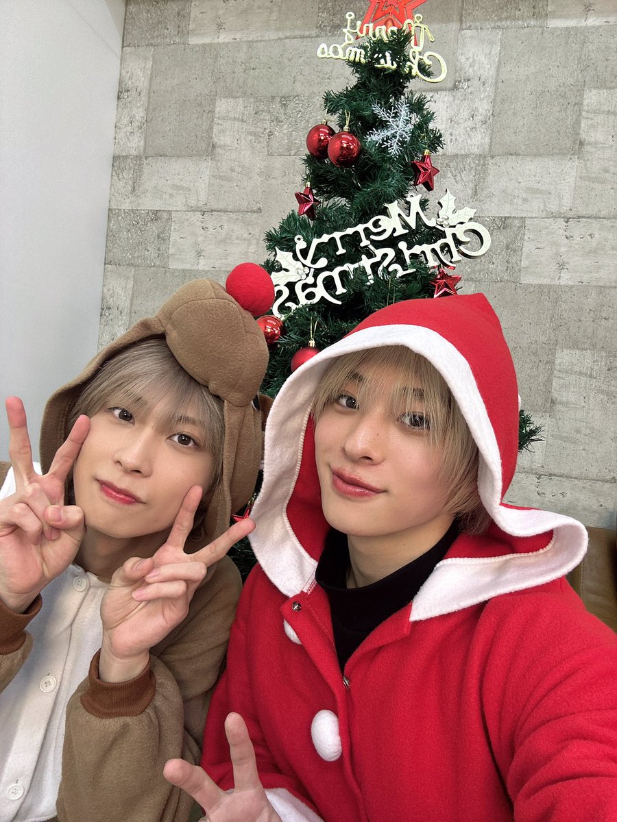 p_man1120's tweet photo. とっとっとーくとまぴセン いっしょにコラボ！

ご視聴ありがとうございました！🫎🎅🏻

たのしんでいただけましたか？☺️

今年最後の配信が岩ちゃんと一緒で幸せでした🫶ケンタッキーもおいちかった

ありがとう岩ちゃん！

また来年もまぴセンをよろしくお願いします🌟

 #とっとっとーく  #まぴセン https://t.co/lwoqYMofPt