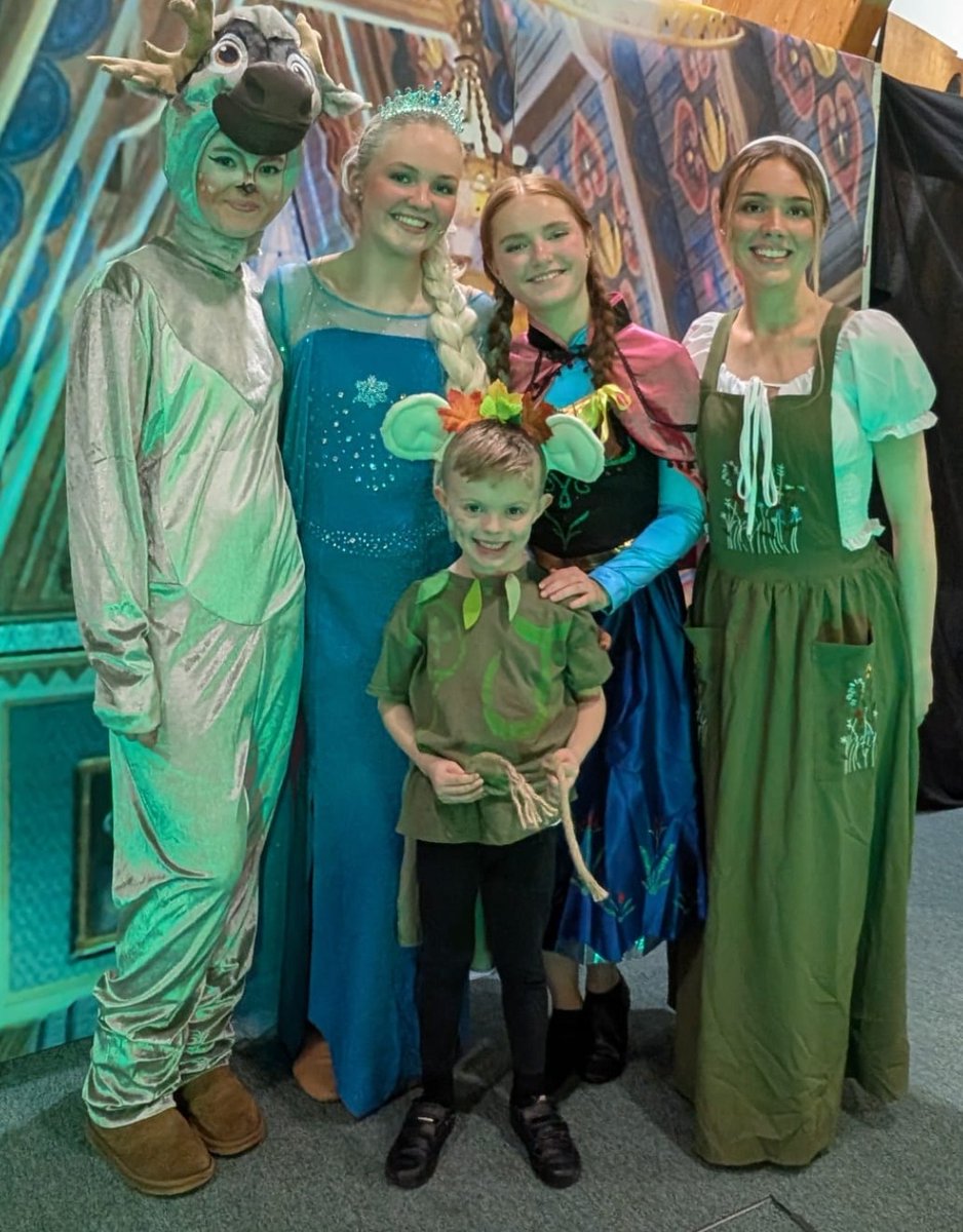 JuneyBG's tweet photo. What a show weekend ~ The Glasgow Nativity &amp; Frozen with over 140 kids performing 🎭 in both shows! #proudteacher #communitydrama https://t.co/1ADx8WzUsE https://t.co/ZQkYNddGzg